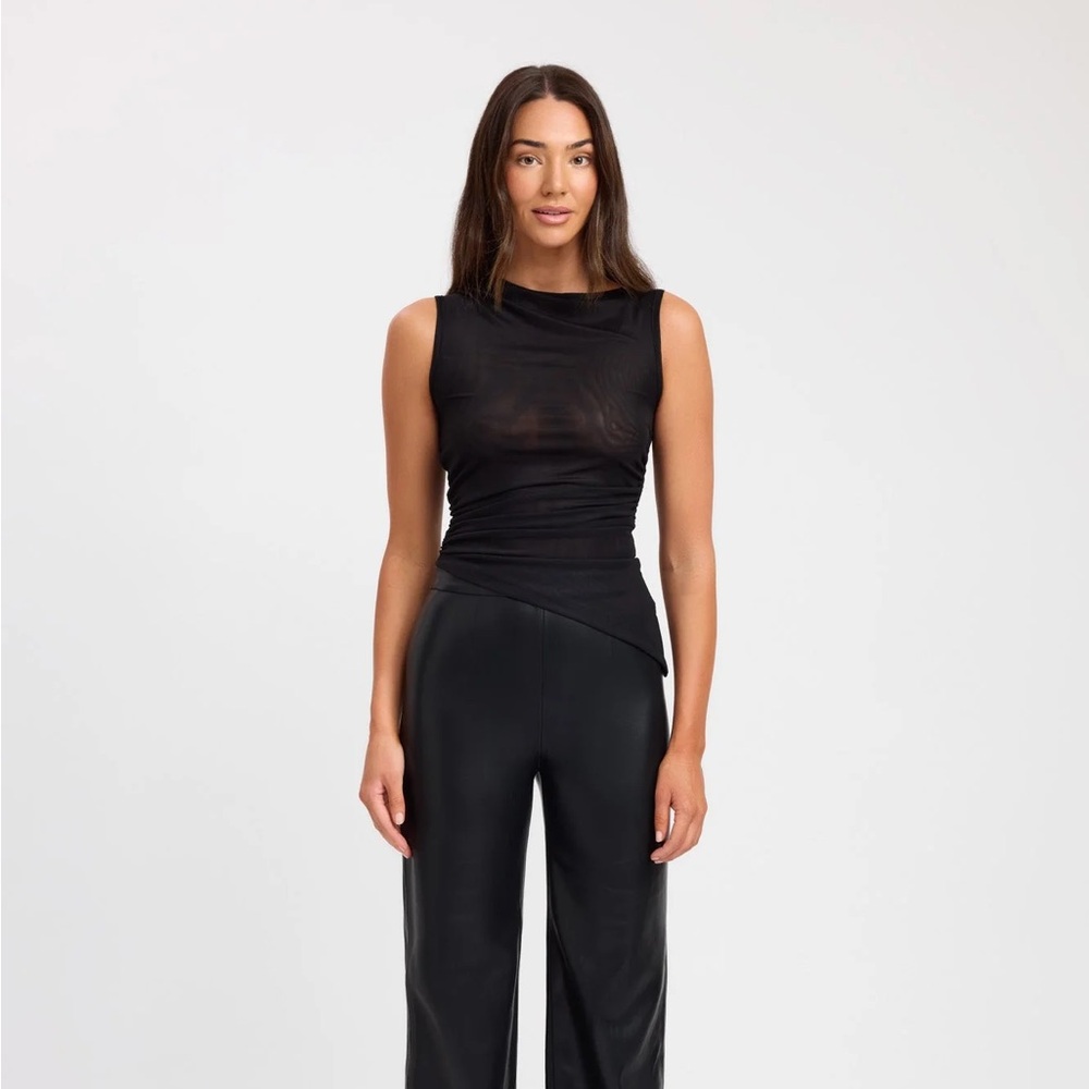 Bolt Asymmetrical Top
